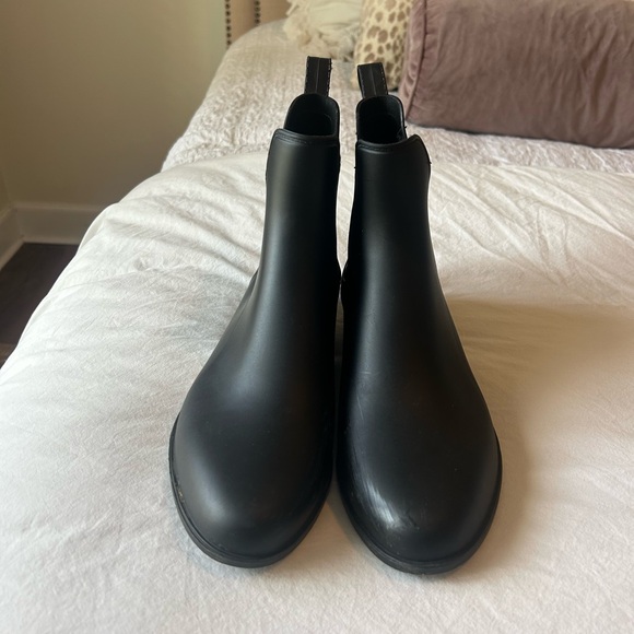 Black short Chelsea boot. Rain boots. Matte black, size 9 - Picture 2 of 3